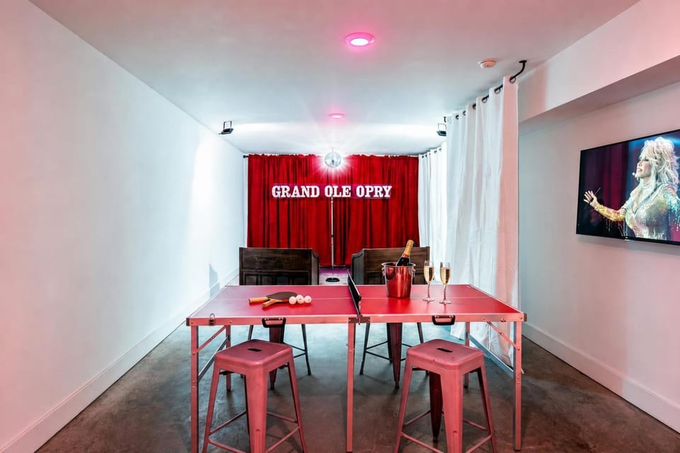 NEW Dollys Dream 12 Beds Downtown Nash Opry Karaoke House in Nashville
