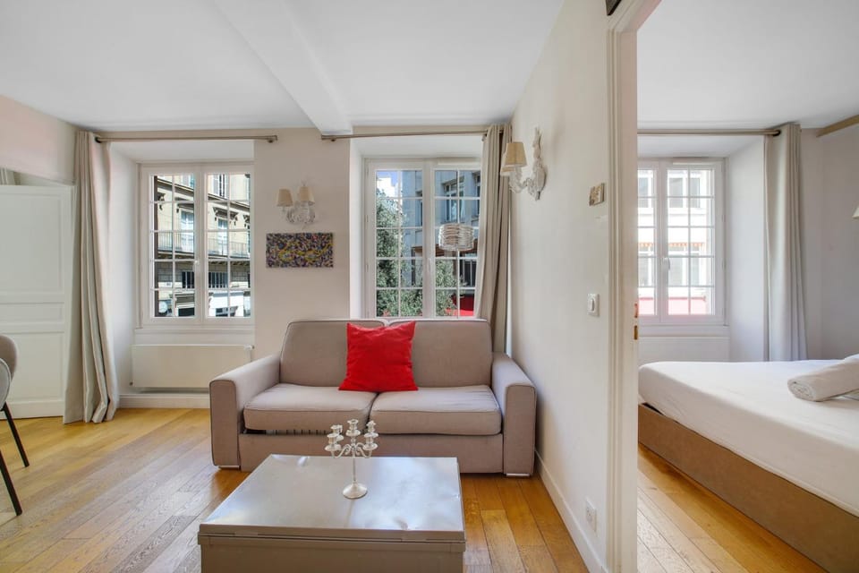 Paris Louvre Bourse city center Apartment in Paris