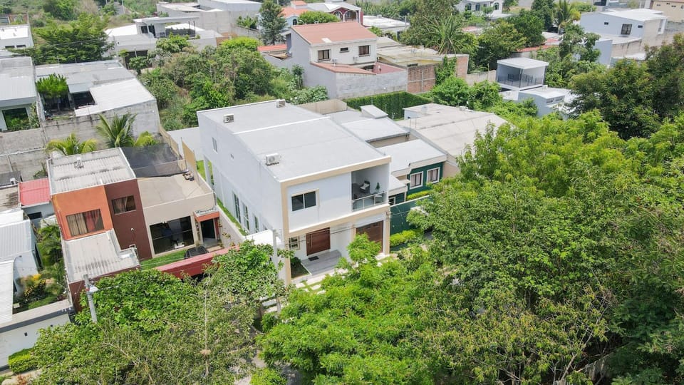 Guanaco House , A-C, WiFi, Hot water & Perfect for Your Family ,Excellent location House in La Libertad Department, El Salvador