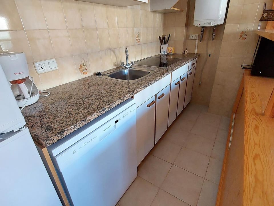 Apartamento acogedor con terraza a un paso de la playa en Llançà - ES-170-26 Apartment in Alt Empordà