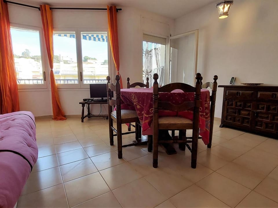 Apartamento acogedor con terraza a un paso de la playa en Llançà - ES-170-26 Apartment in Alt Empordà