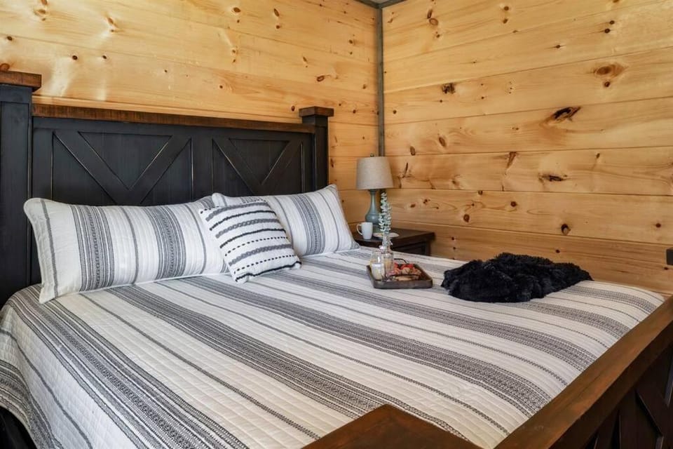 Dog Friendly New Cabin w/ Hot Tub, Game Room & 4-m Cabin in Sevierville
