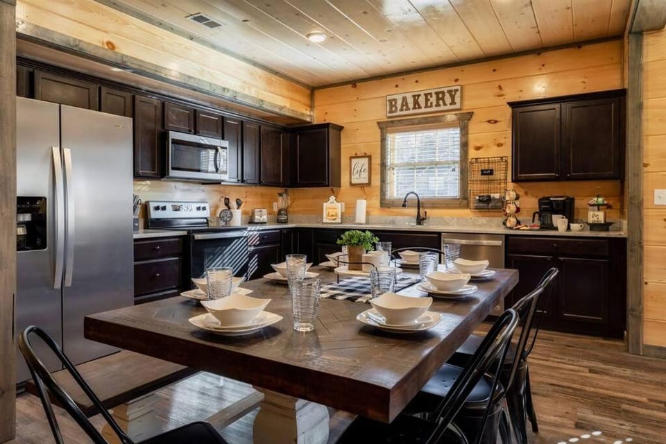 Dog Friendly New Cabin w/ Hot Tub, Game Room & 4-m Cabin in Sevierville