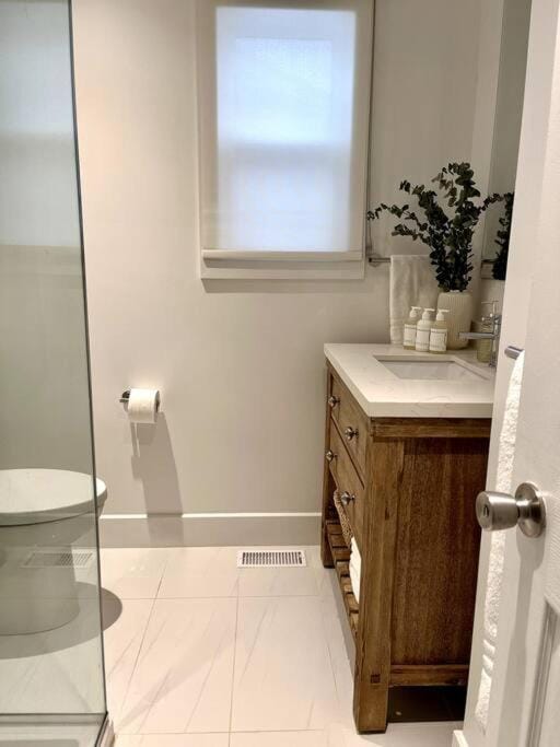 New and Cozy Cottage Minutes to Blue Mountain House in Meaford