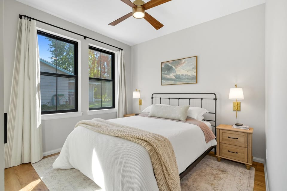 Bed, Photo of the whole room, Bedroom