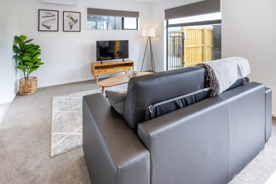 TV and multimedia, Living room, Photo of the whole room, Decorative detail, Seating area, Evening entertainment, air conditioner