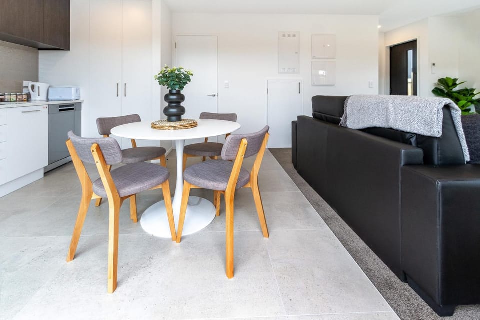 Coffee/tea facilities, Kitchen or kitchenette, Living room, Photo of the whole room, Decorative detail, Seating area, Dining area, hair dresser, stove