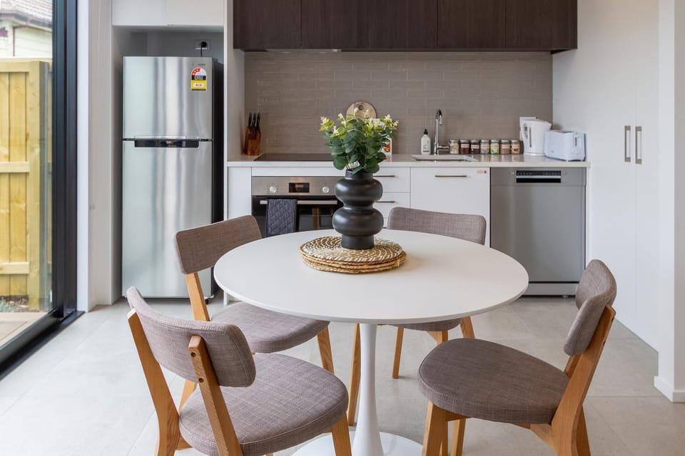 Coffee/tea facilities, Kitchen or kitchenette, Living room, Decorative detail, Seating area, Dining area, dishwasher, minibar, oven, pet friendly, stove, toaster