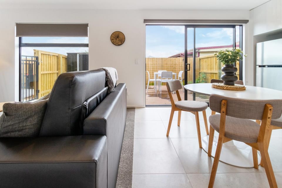 Patio, View (from property/room), Balcony/Terrace, Living room, Photo of the whole room, Decorative detail, Seating area, Dining area