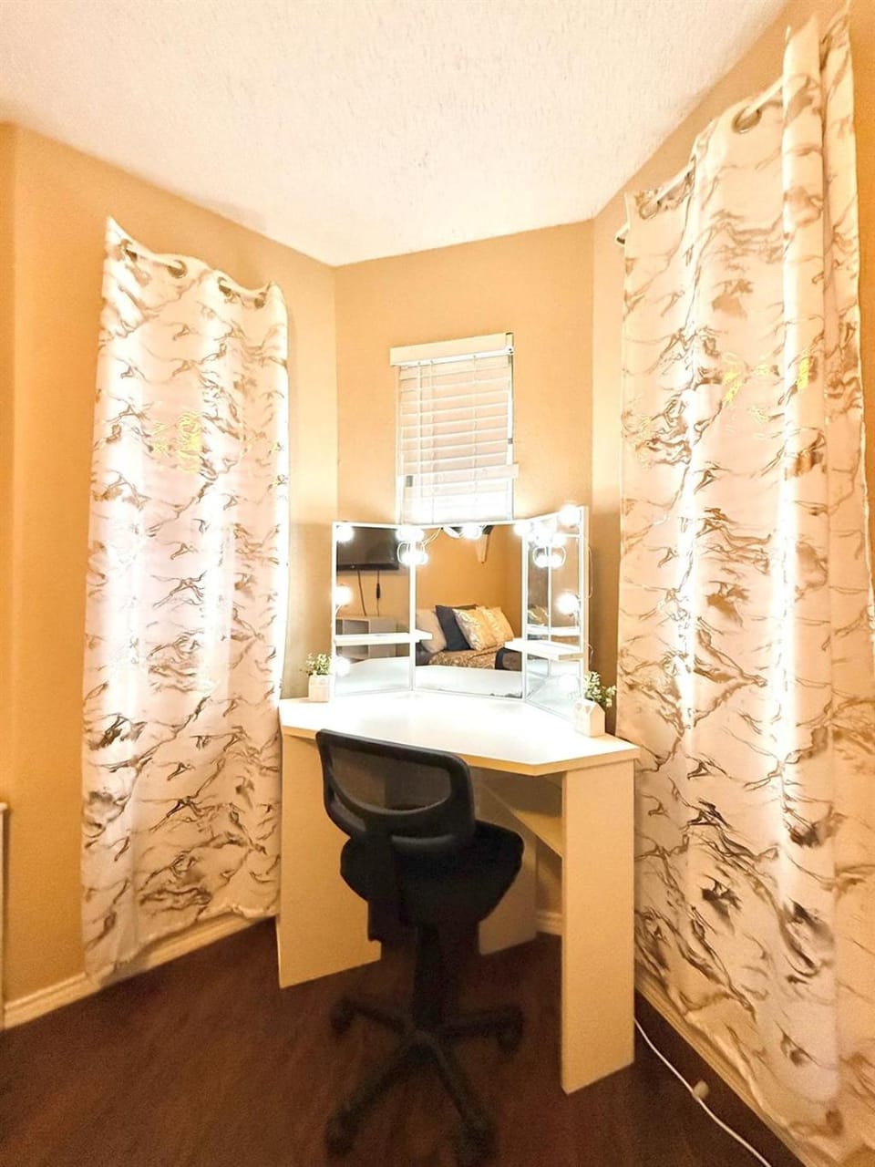 Sleeps8No Stairs,Carpet-Free Near Dallas Stadiums House in Arlington