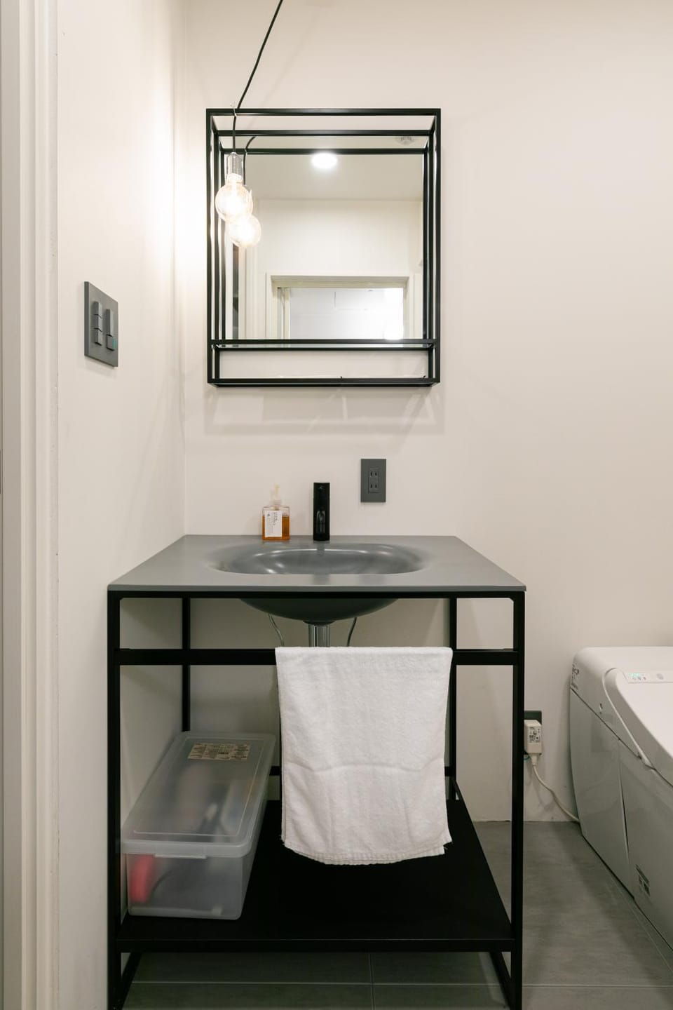 Photo of the whole room, towels