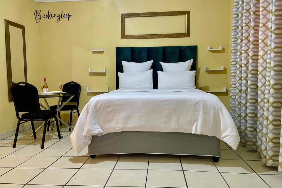 Bed, Bedroom, Dinner