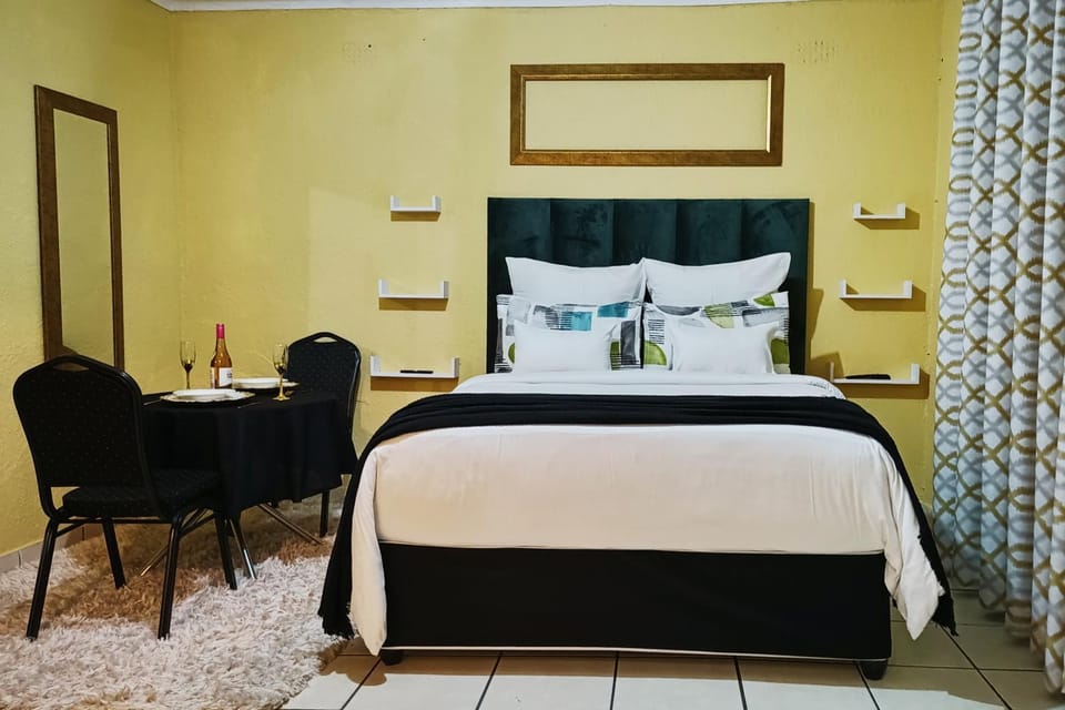 Bed, Living room, Photo of the whole room, Seating area, Dining area, Bedroom