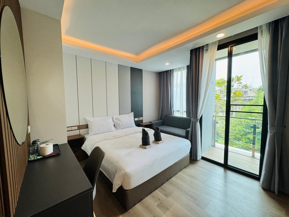 Bed, Living room, Photo of the whole room, Seating area, Bedroom