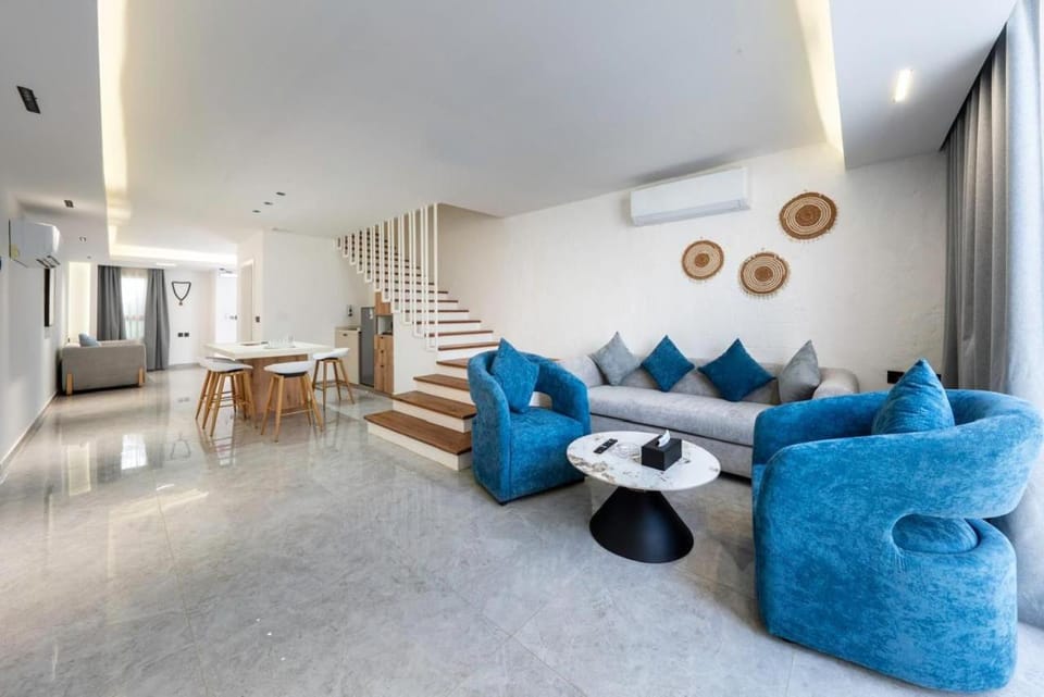 Kitchen or kitchenette, Seating area, Dining area