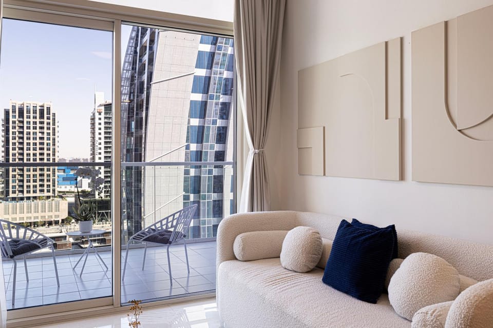 View (from property/room), Balcony/Terrace, Living room, Seating area, City view