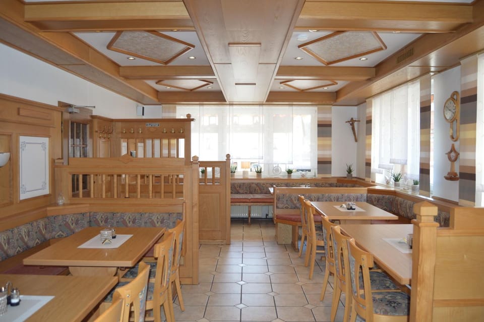 Restaurant/places to eat, Banquet/Function facilities, Seating area, Dining area