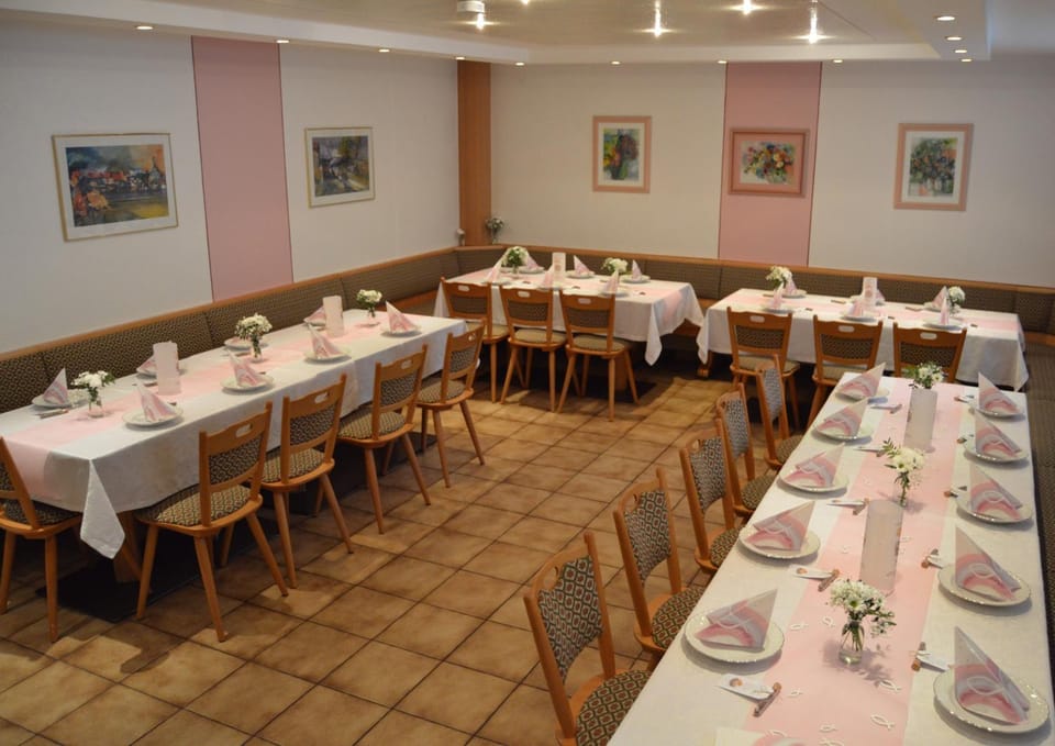 Restaurant/places to eat, Banquet/Function facilities, Seating area, Dining area