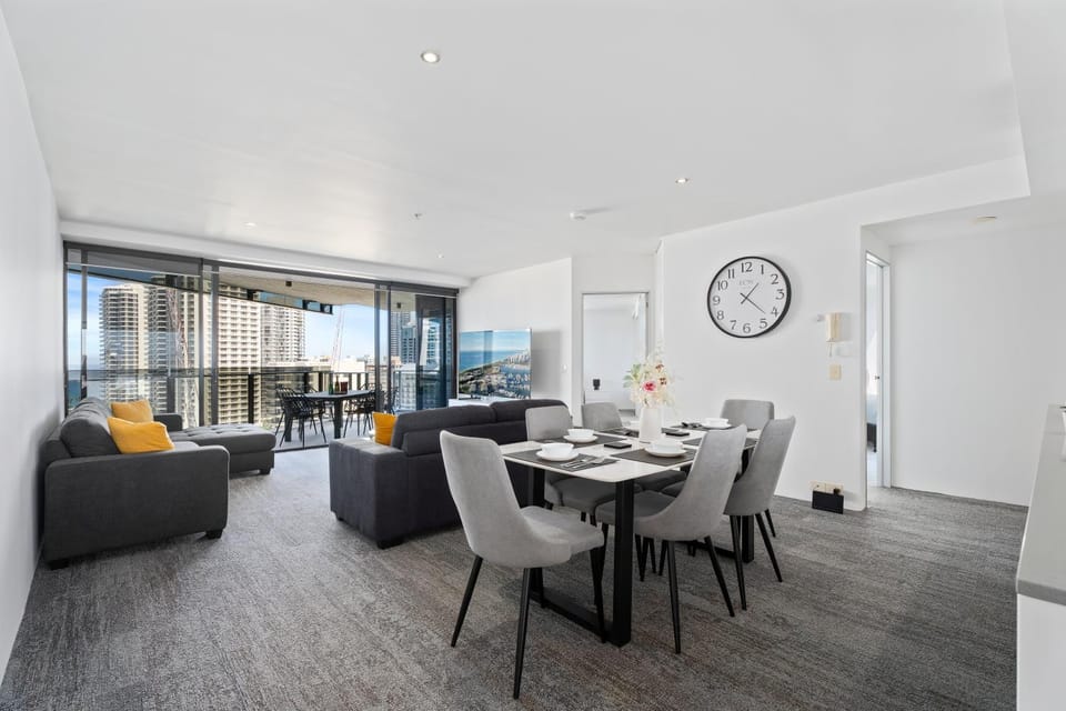Mantra Circle on Cavill 3 Bedroom 2 Bathroom ocean and river views Apartment in Surfers Paradise