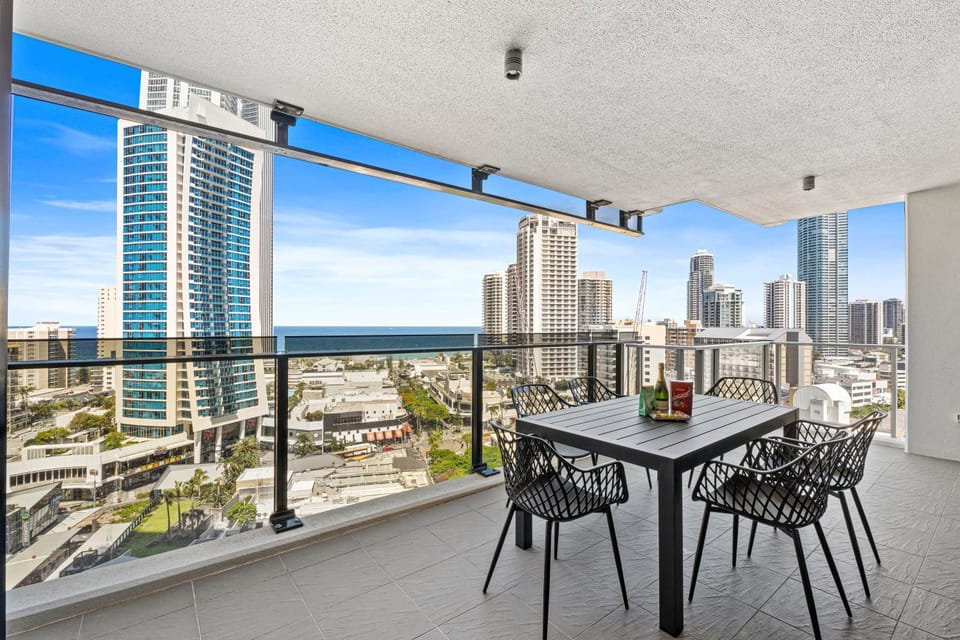Mantra Circle on Cavill 3 Bedroom 2 Bathroom ocean and river views Apartment in Surfers Paradise