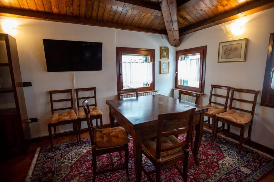 Communal lounge/ TV room, TV and multimedia, Living room, Seating area, Dining area