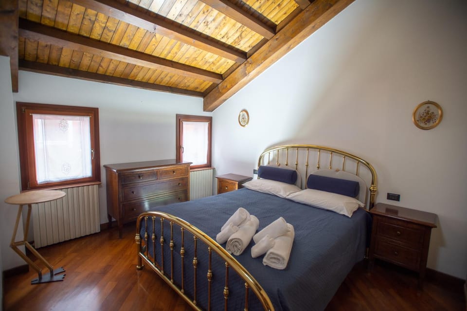Bed, Photo of the whole room, Bedroom, internet, towels