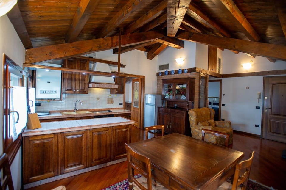 Kitchen or kitchenette, Dining area, pet friendly, stove