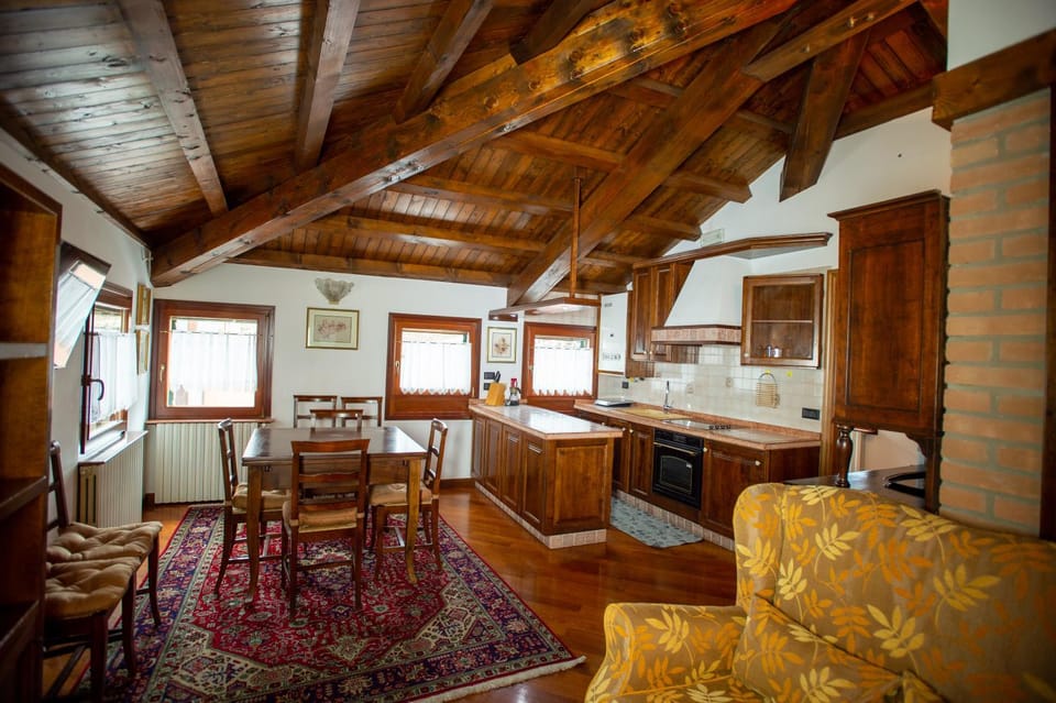 Kitchen or kitchenette, Living room, Seating area, Dining area, pet friendly, stove