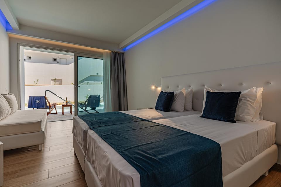 Bed, Living room, Photo of the whole room, Seating area, Bedroom