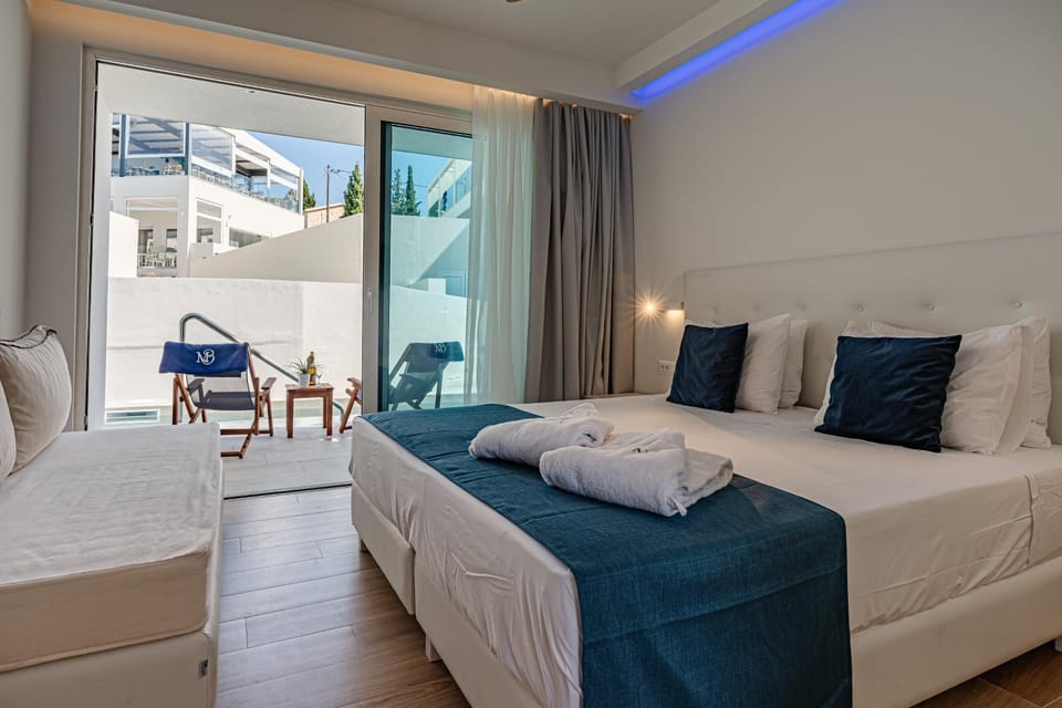 Bed, Living room, Photo of the whole room, Seating area, Bedroom, towels
