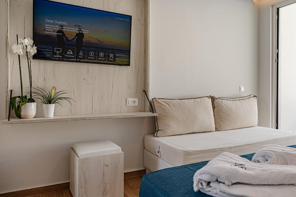 Bed, TV and multimedia, Living room, Photo of the whole room, Seating area, Bedroom, towels