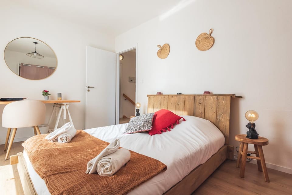 Bed, Photo of the whole room, Bedroom