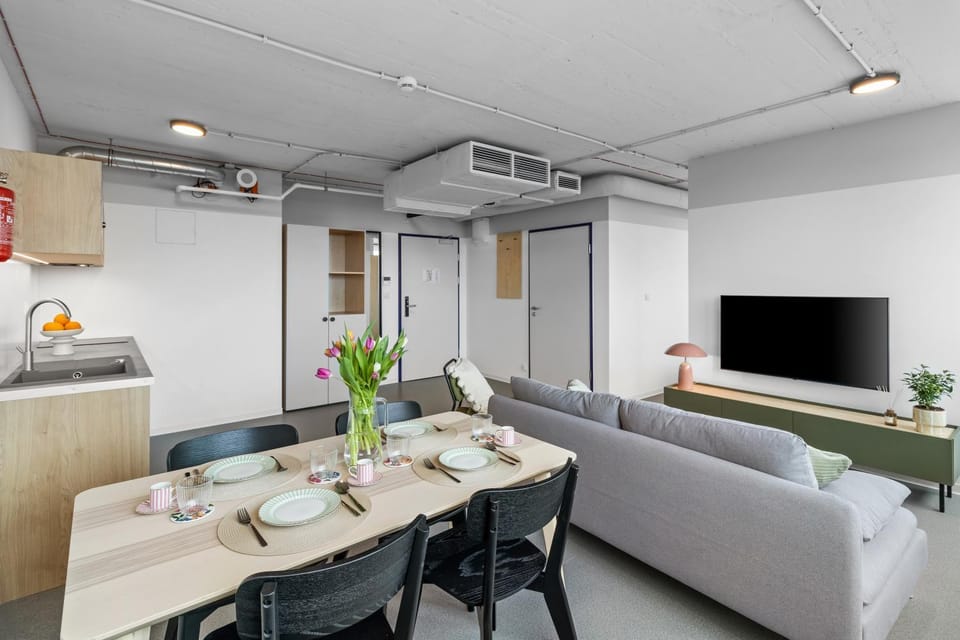Photo of the whole room, Dining area, kitchen