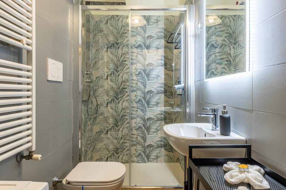Shower, Toilet, Bathroom, towels