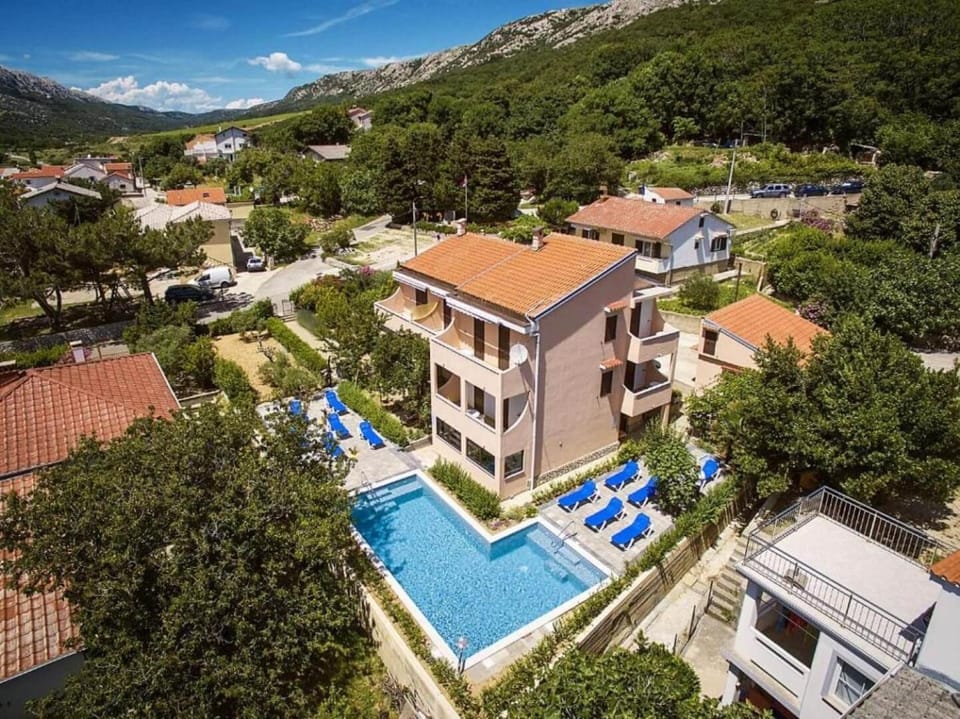 Property building, Bird's eye view, Swimming pool, sunbed