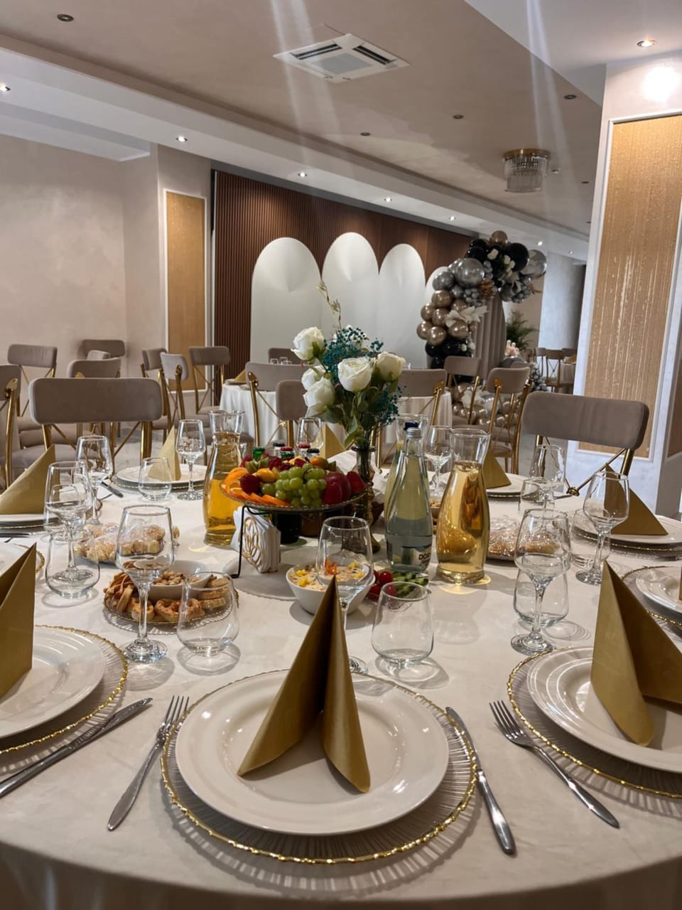 Restaurant/places to eat, Food and drinks, Banquet/Function facilities, Food, Drinks