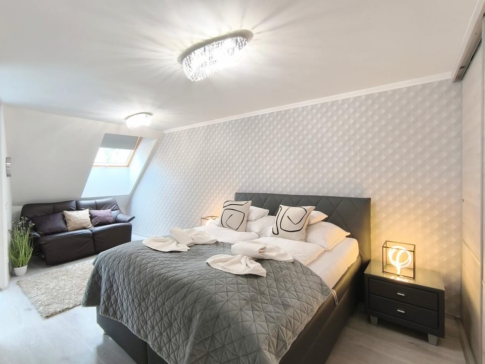Bed, Bedroom, towels