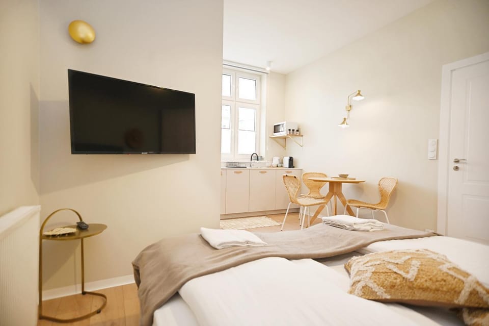 Bed, TV and multimedia, Living room, Photo of the whole room, Seating area, Dining area