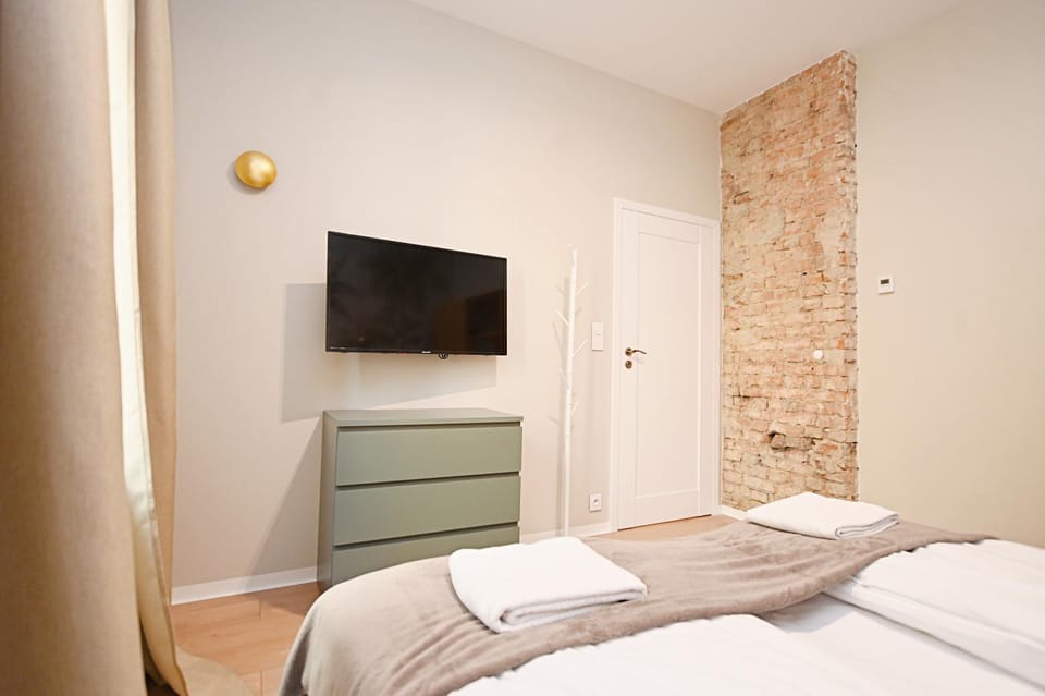 Bed, TV and multimedia, Photo of the whole room, Evening entertainment, Bedroom
