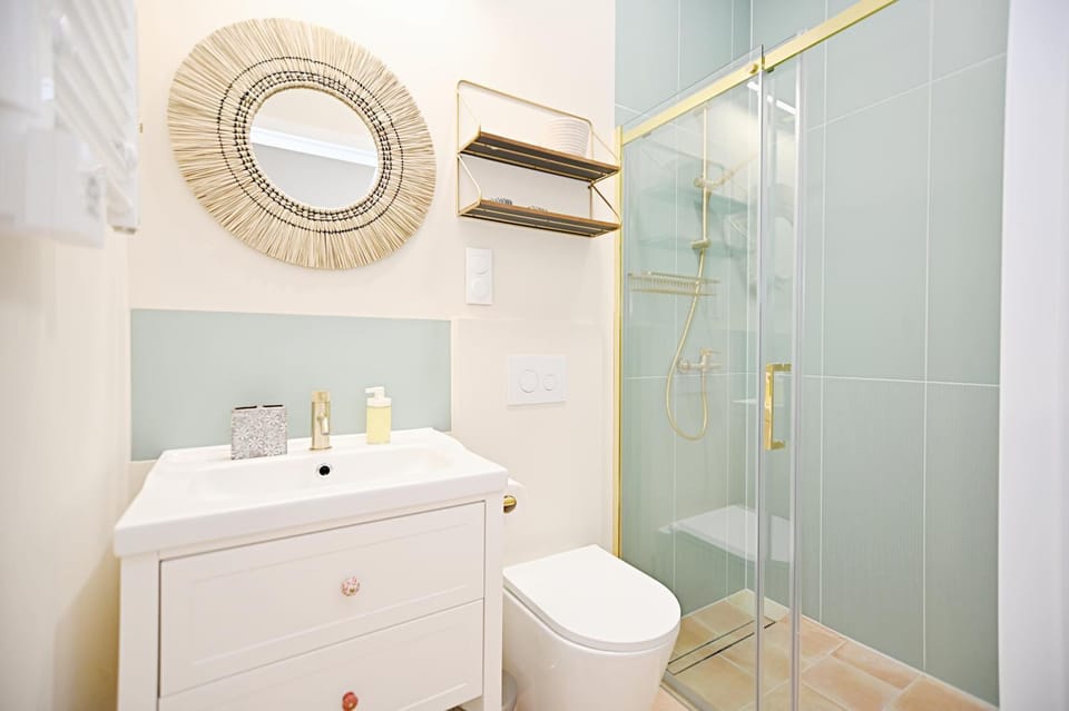Shower, Toilet, Bathroom, towels