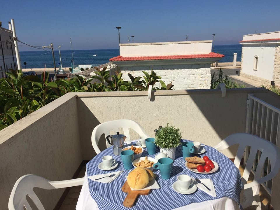Patio, Restaurant/places to eat, Day, Natural landscape, View (from property/room), Balcony/Terrace, Food and drinks, Dining area, Food, Sea view, Breakfast, Continental breakfast