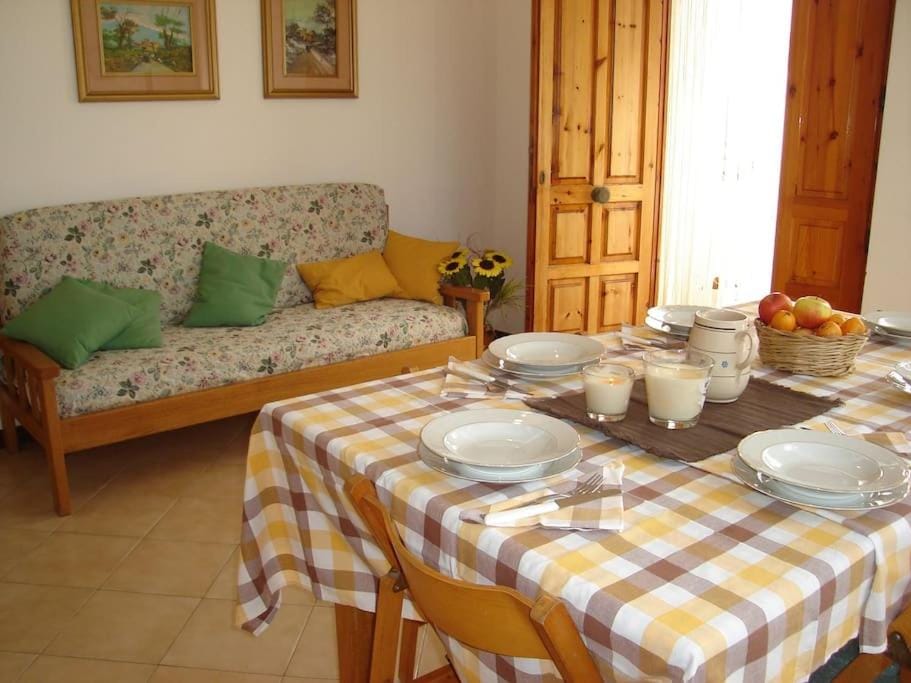 Living room, Food and drinks, Seating area, Dining area, Food