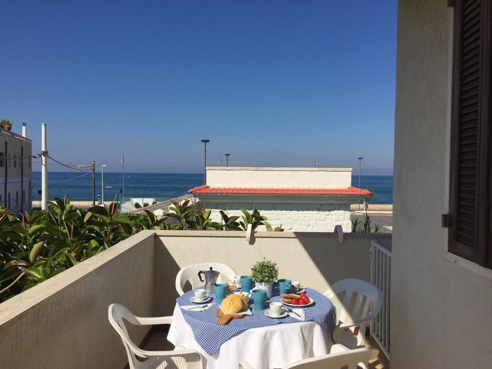 Day, Natural landscape, Coffee/tea facilities, View (from property/room), Balcony/Terrace, Food and drinks, Dining area, Food, Sea view