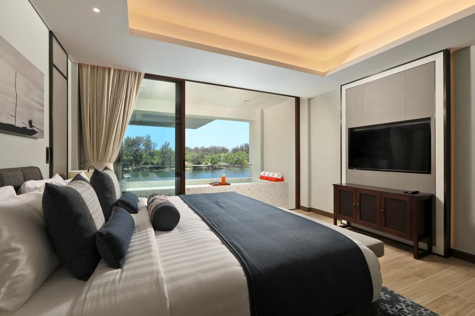 Bed, TV and multimedia, Bedroom, Lake view