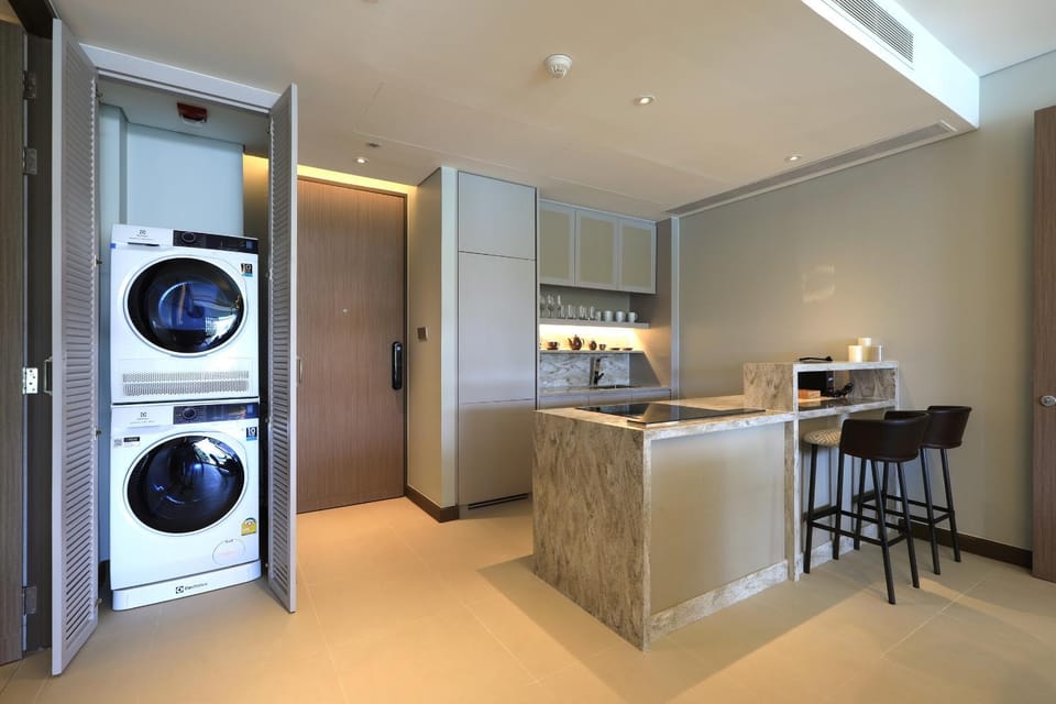 Kitchen or kitchenette, oven, washing machine, dryer