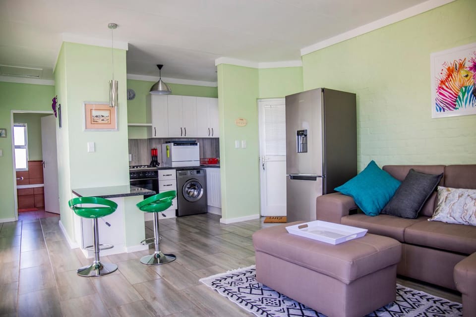 Kitchen or kitchenette, Living room, Seating area