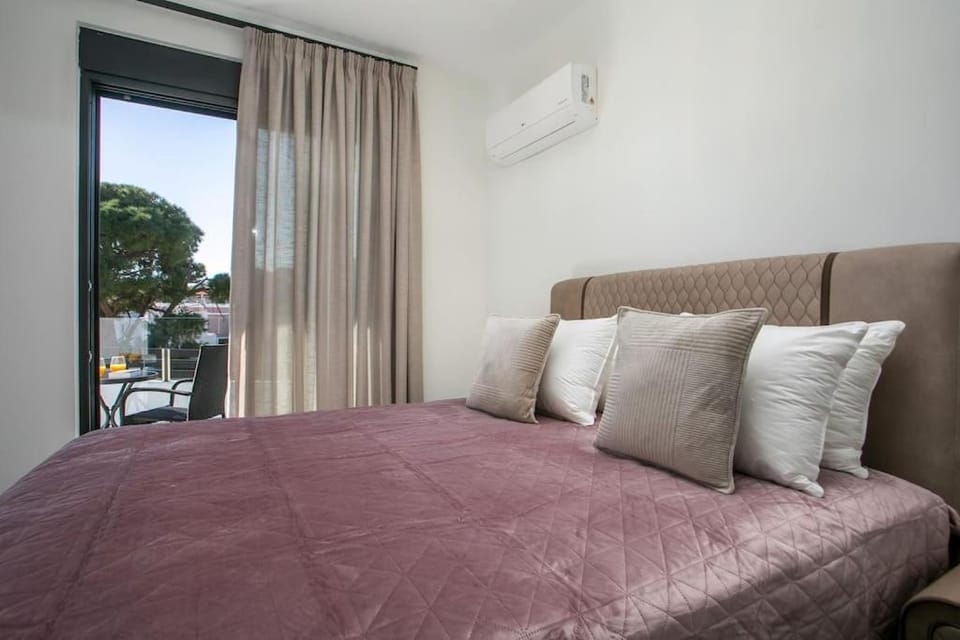 Bed, Bedroom, air conditioner