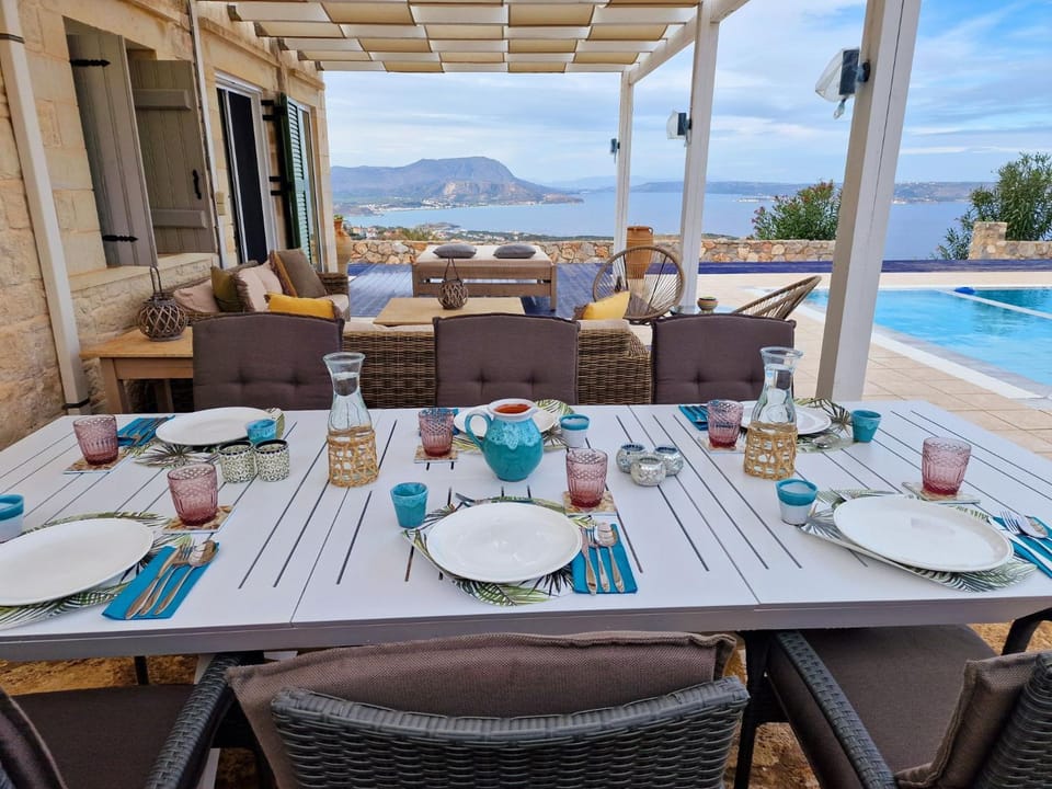 Property building, Balcony/Terrace, Dining area, Sea view, Swimming pool