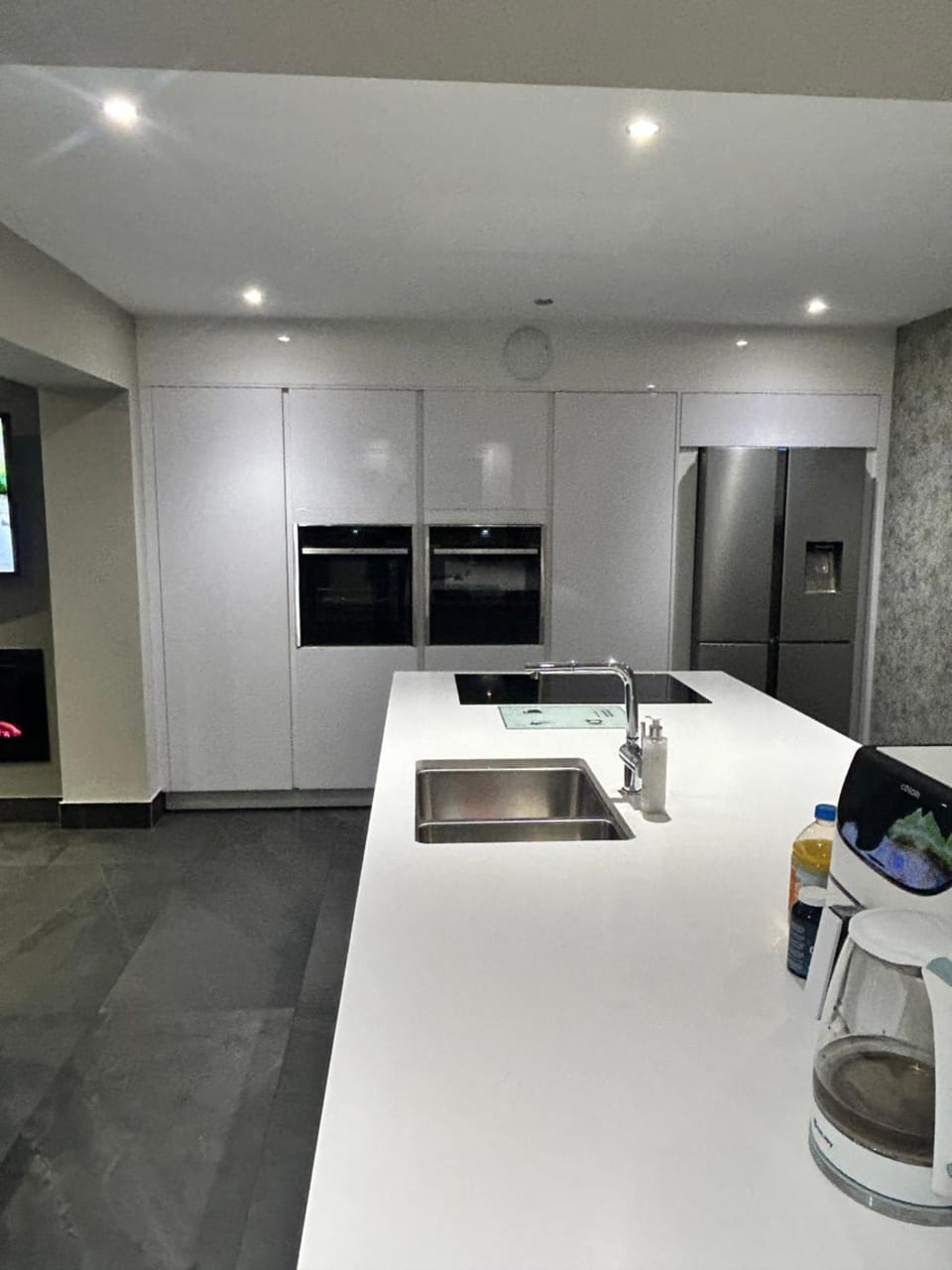 Large Modern Family Home in Murrayfield - Very close to City Centre - 10 mins by Direct Bus - Private Driveway & Garden House in Edinburgh