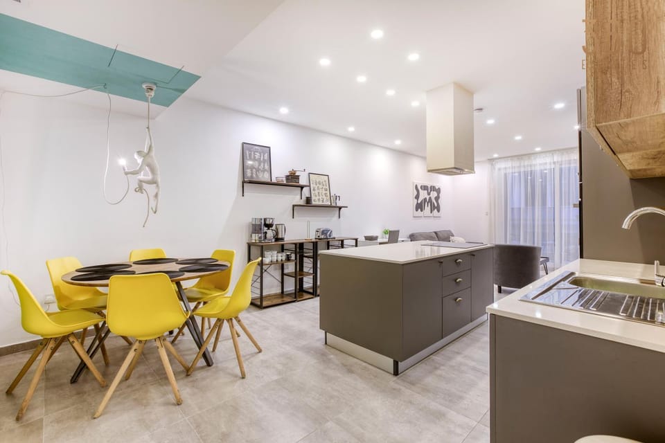 Kitchen or kitchenette, Living room, Seating area, Dining area, dishwasher, minibar, oven, pet friendly, stove